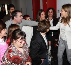 La Príncesa de Asturias saluda a un grupo de alumnos del centro de la Fundación Aprocor